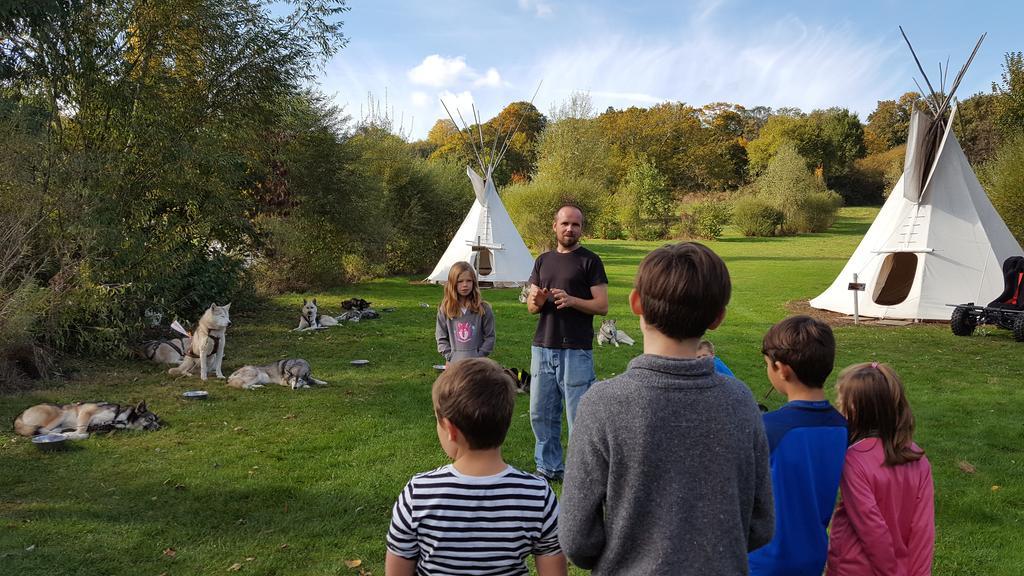 Les Tipis Du Bonheur De Vivre Hotel Brulon Exterior photo