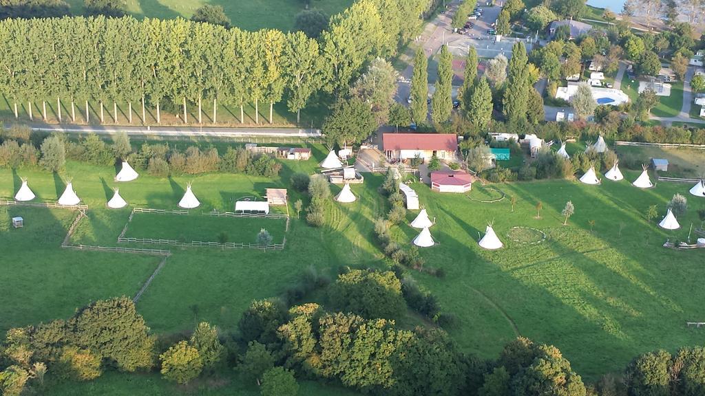 Les Tipis Du Bonheur De Vivre Hotel Brulon Exterior photo